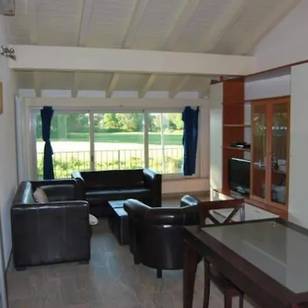 Lovely House Two Bedrooms 马里纳-迪-皮特拉桑塔